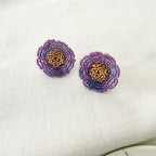 Detalle de tejido de los Aretes Mini Poppy Morado