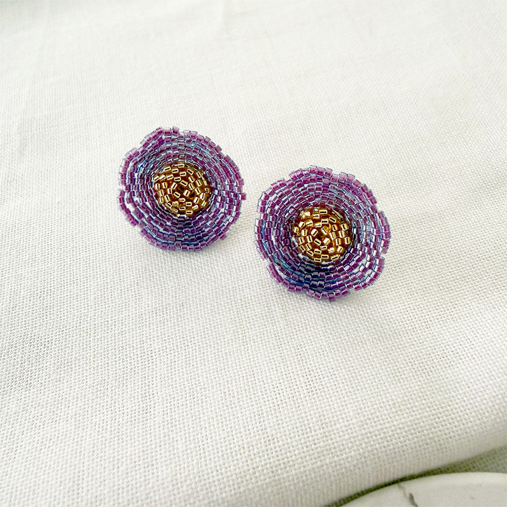 Detalle de tejido de los Aretes Mini Poppy Morado
