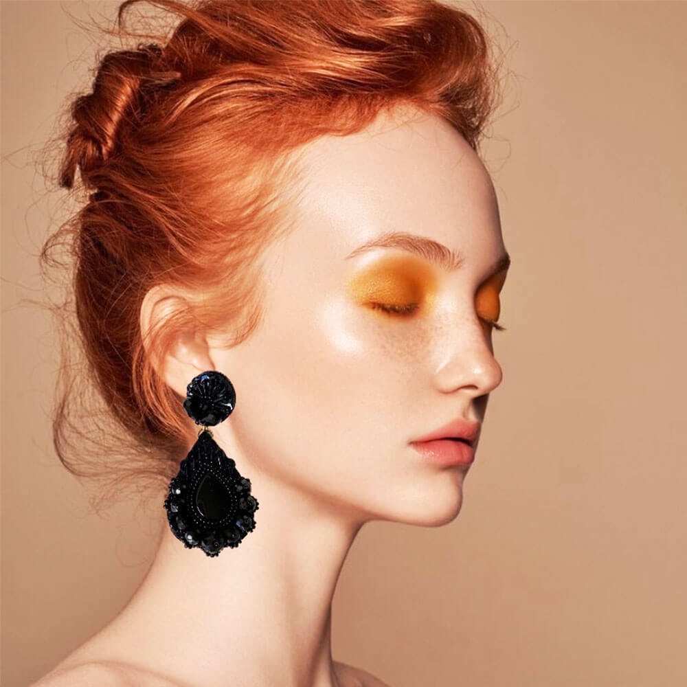 Modelo usando Aretes Botánica Bogotá