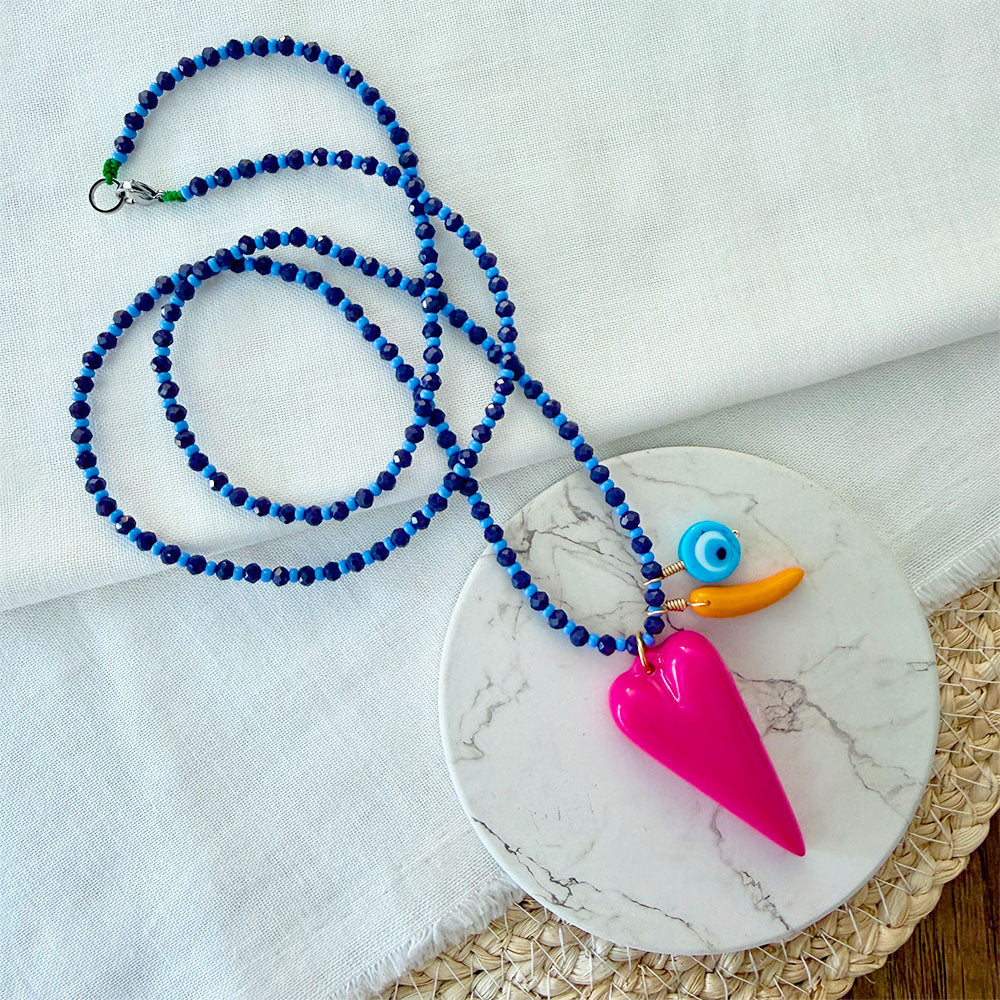 Collar largo fucsia con dijes Kitsch