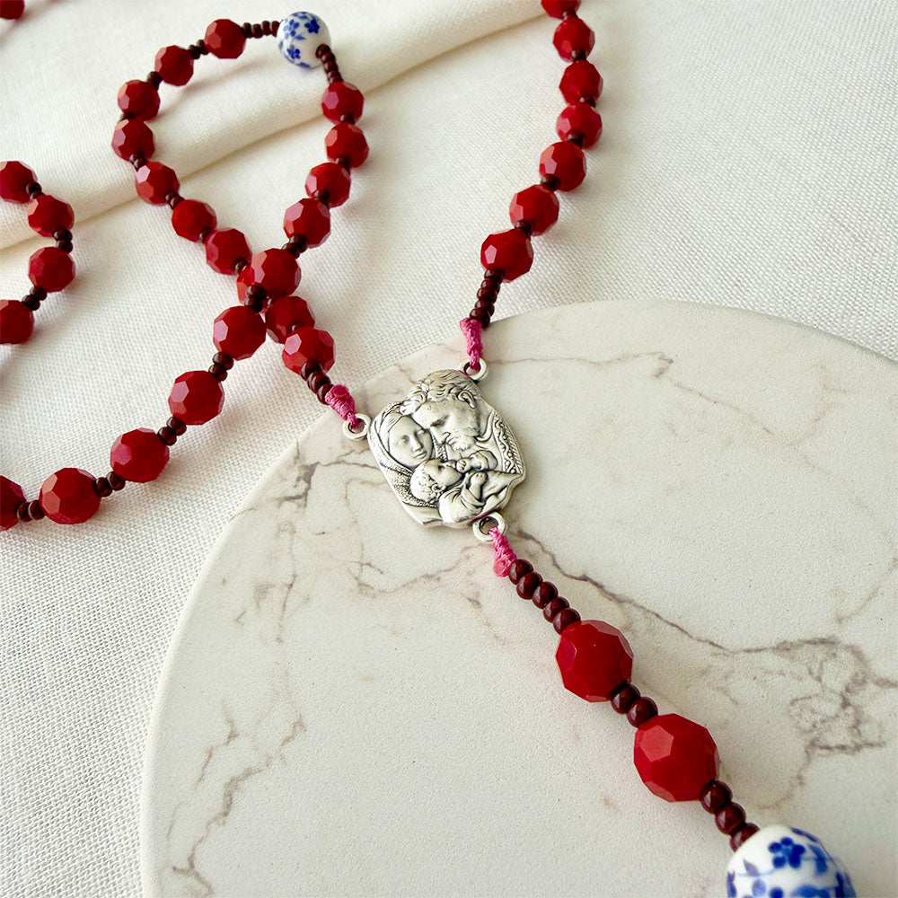 Detalle del rosario rojo y cerámica